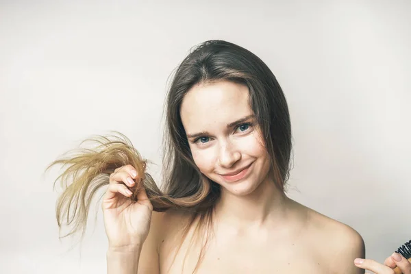 Chica muestra las puntas del pelo, cuidado de la salud, cara de belleza, mujer orgullosa —  Fotos de Stock