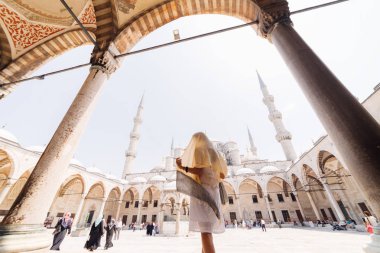 Bir eşarp genç bir Müslüman kadın Istanbul camiye gider. Yaz tatili, seyahat. İspanyol kız, İran, Suriye kadın