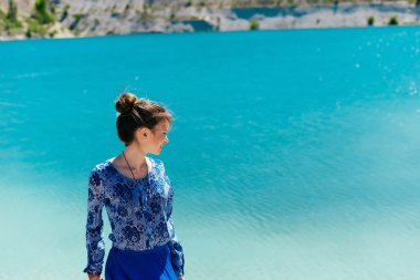 Deniz önünde duran ve boşaltmak için arayan kadın