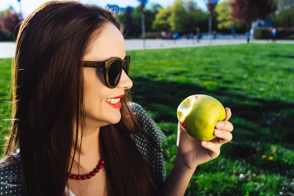 Mujer joven mostrando sonrisa blanca, concepto dental, dientes sanos — Foto de Stock