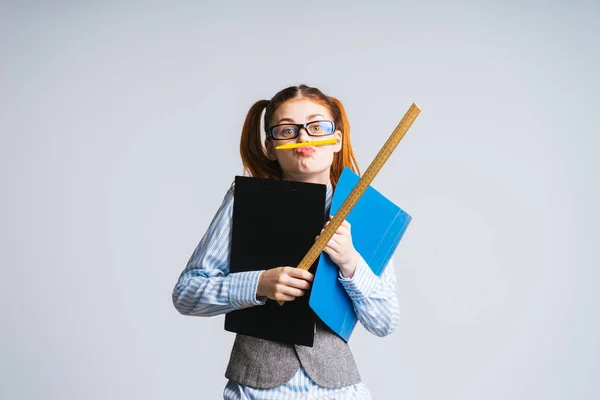 Egy vicces fiatal lány szemüveges papírok tanulmány tartja, használja a toll, szem előtt tartva a bajusz — Stock Fotó