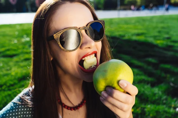 Mode kvinna äter äpple, tandläkare koncept, tandvård leende — Stockfoto