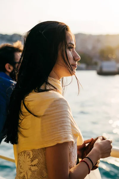 Ragazza pensierosa guardando in lontananza alla città del tramonto — Foto Stock