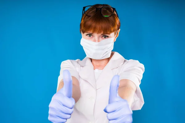 2 엄지손가락을 나타나는 보호 의료 마스크에 성인 여성 의사 — 스톡 사진