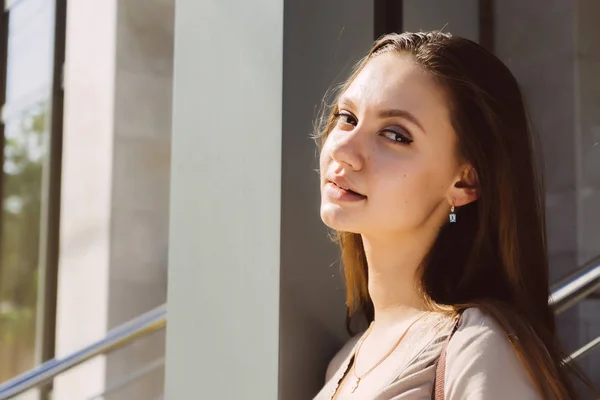 Hermosa chica atractiva de pie en el sol y mirando a la cámara — Foto de Stock