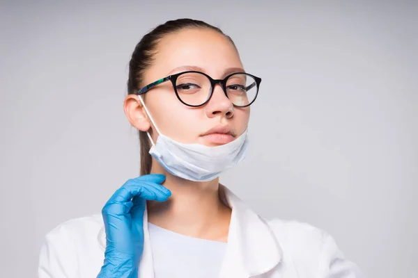 현대 젊은 여성 의사 안경 및 얼굴 마스크에 카메라에 보이는 — 스톡 사진