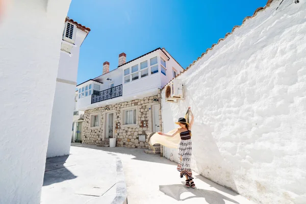 Cestovní turistické šťastná žena Santorini, řecké ostrovy, Řecko, Evropa. Dívka na letních prázdnin navštívit známé turistické destinace, Bavíte se s úsměvem v Oia. — Stock fotografie