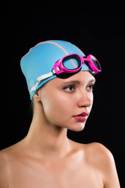 Kendine güvenen genç kadın cankurtaran yüzme şapkalı düz görünüyor