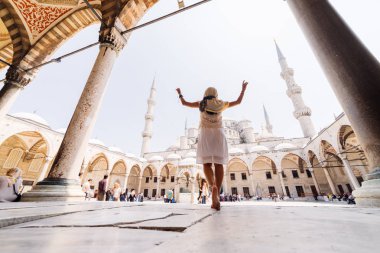 Bir eşarp genç bir Müslüman kadın Istanbul camiye gider. Yaz tatili, seyahat. İspanyol kız, İran, Suriye kadın