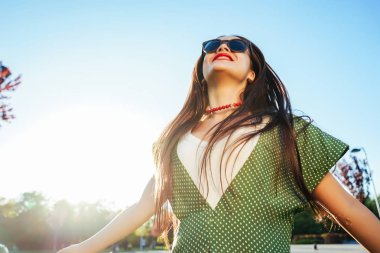 Mutlu gülümseyen Parlatıcı genç kız, sevinç, zevk almak hayat, özgürlük yaz Parlatıcı kavramı