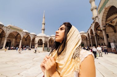 Bir eşarp genç bir Müslüman kadın Istanbul camiye gider. Yaz tatili, seyahat. İspanyol kız, İran, Suriye kadın