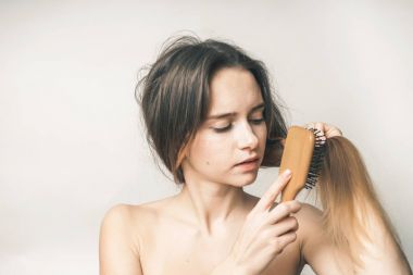 genç kız uzun saçları ile ahşap bir tarak penye