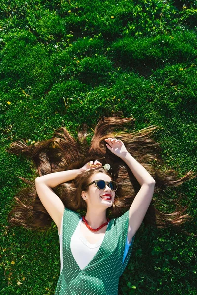 Usmívající se žena relaxační, radost, legrační šťastný módní styl — Stock fotografie