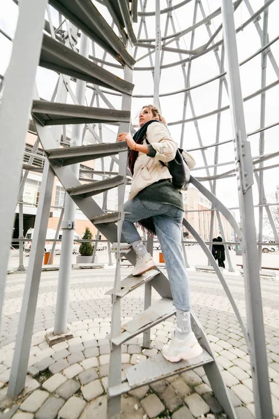 Elegante ragazza di moda sale le scale nella torre — Foto Stock