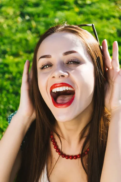 Zpívající žena v brýle, zdravé bílé zuby úsměv zavřít — Stock fotografie