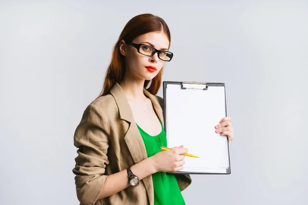 Stylisches Mädchen mit Brille und modischer grüner Jacke hält einen Ordner mit Dokumenten in der Hand — Stockfoto