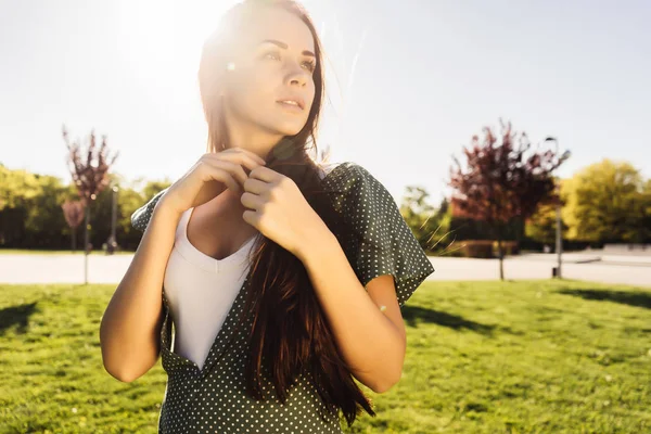 Detailní záběr delší stranou mladé šťastné ženy, venkovní — Stock fotografie