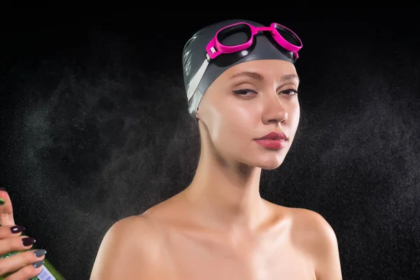 Fiducioso nuotatore donna atletica in una cuffia da nuoto e occhiali guarda la fotocamera — Foto Stock