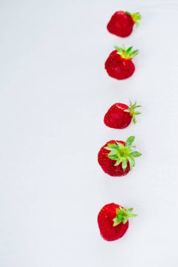 Taze çiğ sağlıklı beslenme çilek meyve plaka, izole beyaz, görünümü yukarıda, flatlay yakın-up, boşaltmak için metin, çerçeve