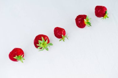 Taze çiğ sağlıklı beslenme çilek meyve plaka, izole beyaz, görünümü yukarıda, flatlay yakın-up, boşaltmak için metin, çerçeve