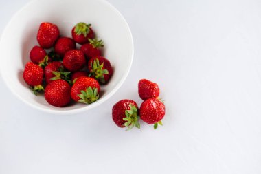 Taze çiğ sağlıklı beslenme çilek meyve plaka, izole beyaz, görünümü yukarıda, flatlay yakın-up, boşaltmak için metin, çerçeve