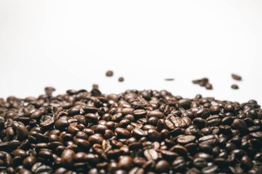 Beyaz bir arka plan üzerinde koyu kahverengi tahıl kokulu Brezilyalı kahve yalan