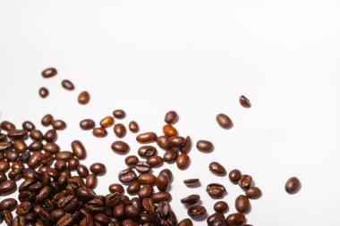 hoş kokulu kahve koyu kahverengi taneleri beyaz yüzeyinde yalan