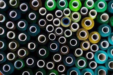 İş parçacığı, mavi, mavi, yeşil ve turkuaz renkleri çok renkli skeins doku desen