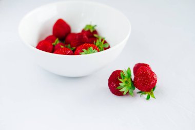 Taze çiğ sağlıklı beslenme çilek meyve plaka, izole beyaz, görünümü yukarıda, flatlay yakın-up, boşaltmak için metin, çerçeve