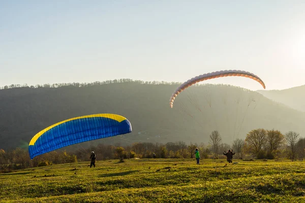 On the background of mountains and golden grass fly airplanes, the morning mist around — Stock Photo, Image