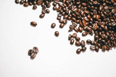 güzel kokulu Brezilyalı kahve taneleri beyaz yüzeyinde yalan