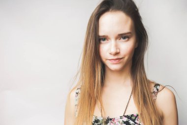 sevimli genç uzun saçlı kız kameraya bakıyor