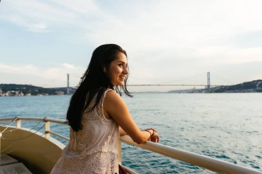 Gemi tatil kadının seyahat etmek tatil denizde seyir. Ücretsiz kaygısız mutlu kız Ocean adlı arıyorsunuz
