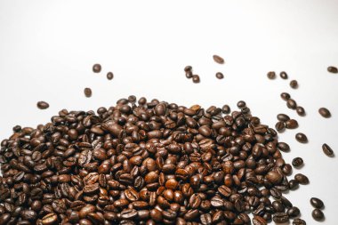 güzel kokulu Brezilyalı kahve taneleri beyaz yüzeyinde yalan