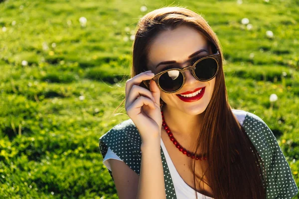 Portrait of Happy Fashion Woman in Sunglasses. Smiling Trendy Girl in Summer. — Stock Photo, Image