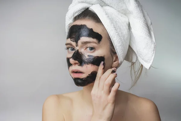 Szépség-tini, nő alkalmazni fekete bőr ellátás tisztító maszk szembe pattanások ellen — Stock Fotó