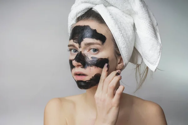 Skönhet tonåring, kvinna applicera svart hud care cleanser mask inför mot akne — Stockfoto