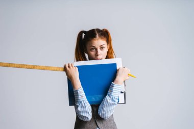 ahşap bir cetvel ve klasörler belgeleri ile onun elinde tutan güzel kızıl saçlı kız