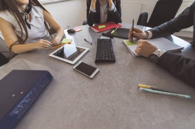 2 genç kız ve bir adam masada, ofiste sert projede çalışan oturuyor