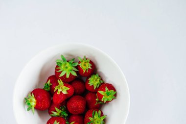 Taze çiğ sağlıklı beslenme çilek meyve plaka, izole beyaz, görünümü yukarıda, flatlay yakın-up, boşaltmak için metin, çerçeve