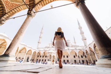 Bir eşarp genç bir Müslüman kadın Istanbul camiye gider. Yaz tatili, seyahat. İspanyol kız, İran, Suriye kadın