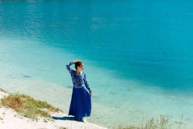 Genç Bayan zevk izole sahilde, boşaltmak, sakin ol