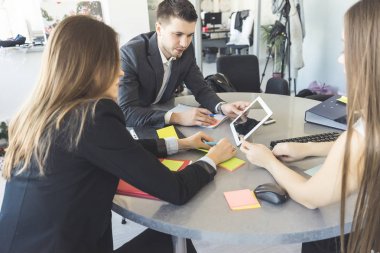 başarılı bir adam ve 2 kız birlikte çalışan Office masada oturan