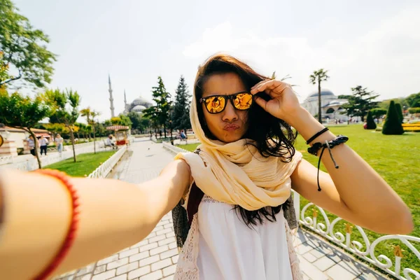 Woman exchange student makes selfie and face duck — Stock Photo, Image