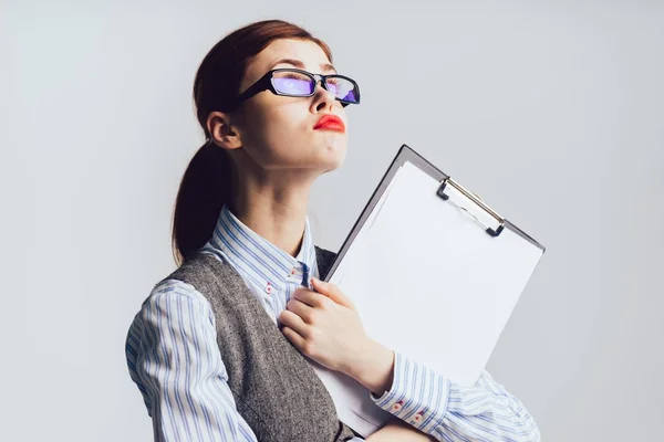 Fată tânără elegantă cu ochelari deține documente, căutând cu atenție — Fotografie, imagine de stoc