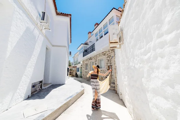 Cestovní turistické šťastná žena Santorini, řecké ostrovy, Řecko, Evropa. Dívka na letních prázdnin navštívit známé turistické destinace, Bavíte se s úsměvem v Oia. — Stock fotografie