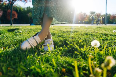 Backgroung yaz metin, çim closeup bacaklarına ilham ve motivasyon için