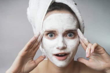 Kadın beyaz temizleyici mack kullanın, yüz fırçalayın mutlu hayran