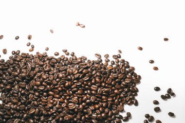 Beyaz bir arka plan üzerinde kokulu Brezilyalı kahve taneleri yalan