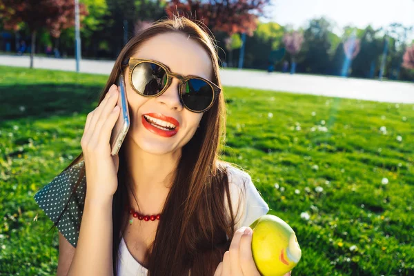 Mujer con dientes blancos de salud, blanqueando.Hablar en el móvil — Foto de Stock